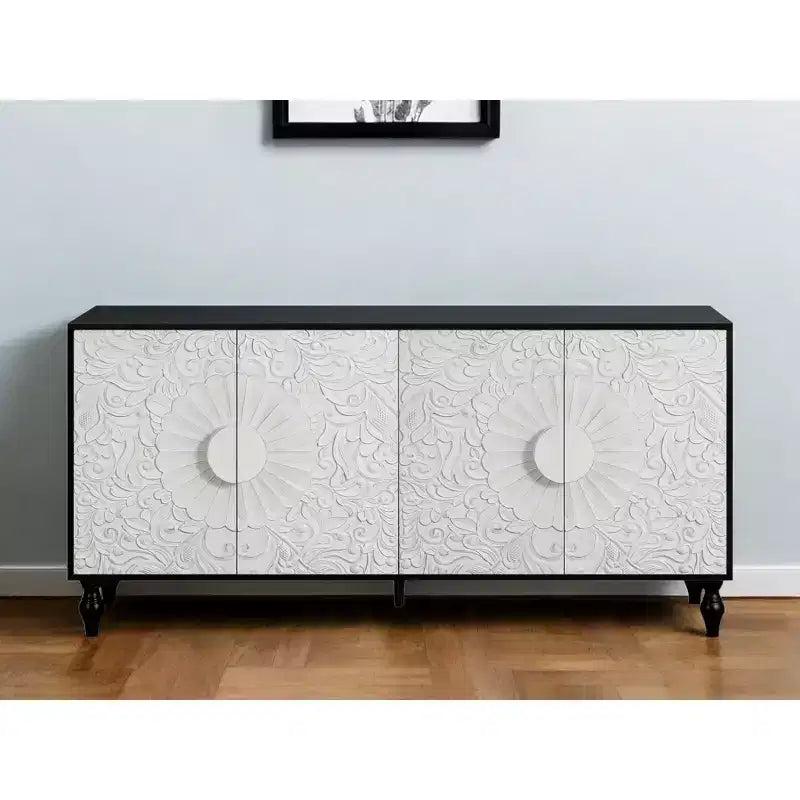68-Zoll-Sideboard in Schwarz und Weiß mit Used-Look, geschnitztem Blumenmuster und vier Türen