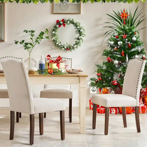 Sedie da pranzo in tessuto di lino beige con schienale borchiato, gambe in legno massello - Set da 2