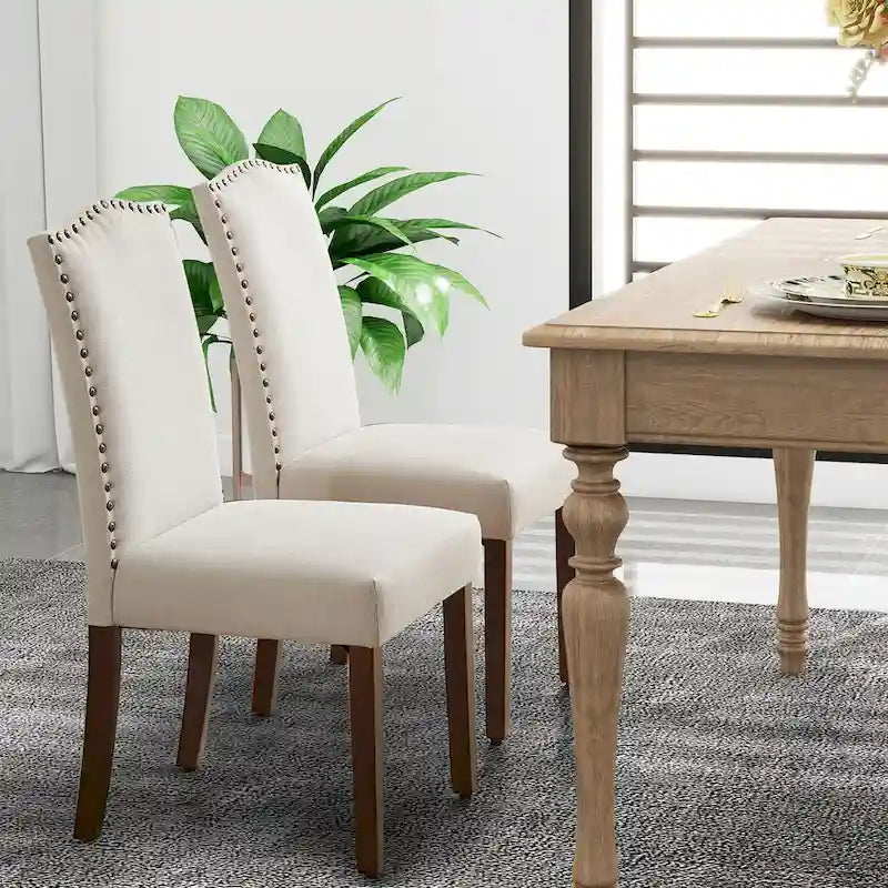 Sedie da pranzo in tessuto di lino beige con schienale borchiato, gambe in legno massello - Set da 2
