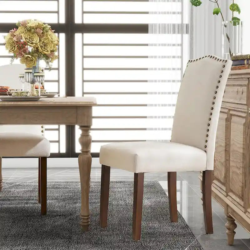 Sedie da pranzo in tessuto di lino beige con schienale borchiato, gambe in legno massello - Set da 2